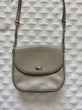 Micheal Kors Mott Half Dome Crossbody Bag Purse Gray Pebble Leather